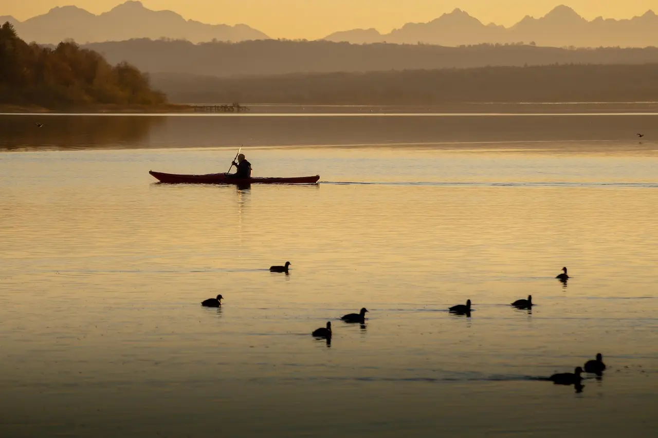 Er en stille kajaktur ved solopgang noget for dig?